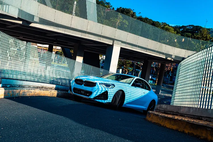 全新BMW 2系列Coupé雙門跑車以雙腎型水箱護罩搭配水波紋柵條與光型變化智慧LED頭燈，展現濃厚跑格氣息。業者提供