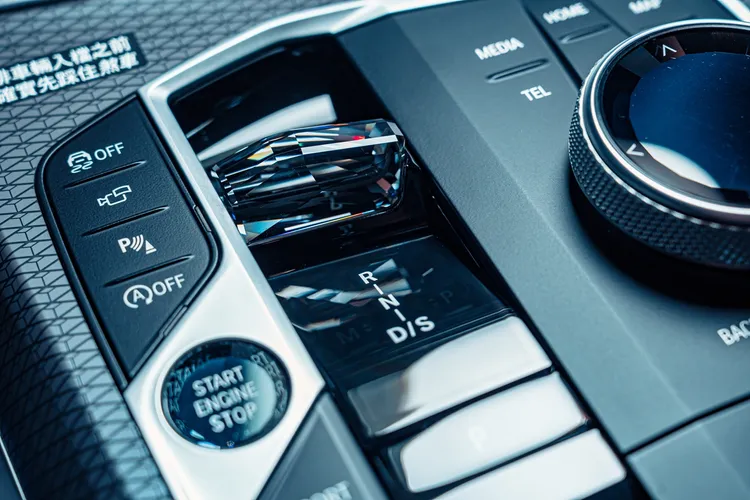 全新BMW 2系列Coupé雙門跑車擁有豪華座艙質感，中控台設計汲取新世代語彙，巧妙融入閃耀奪目的頂級水晶中控套件，並搭配更精緻的飾板與冷氣出風口設計。業者提供