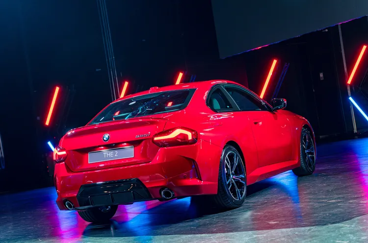 無窗框車門、平整化把手及經典Hofmeister Kink後窗設計，融合流暢車尾線條、M擾流尾翼與外擴輪弧，勾勒出強烈肌肉感。業者提供