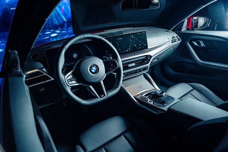 全新BMW 2系列Coupé雙門跑車導入最新BMW Operating System 8.5，並搭載AR擴增實境導航功能，帶來智慧且直覺的行車體驗。全車系標配360度環景輔助攝影、BMW手機數位鑰匙、手機無線充電裝置與智慧Comfort Access免鑰匙系統。業者提供