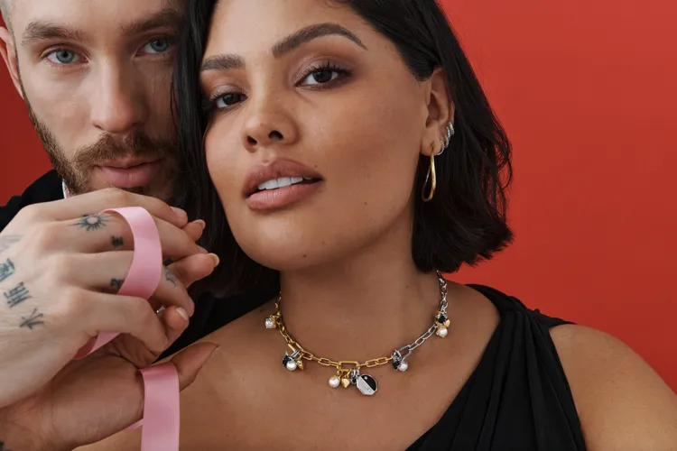 「Pandora ME系列」透過雙色對比打造出新潮、個性外觀。品牌提供