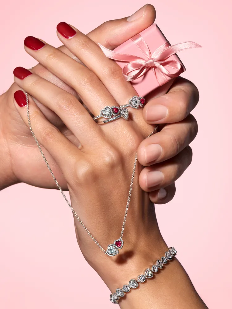 「Pandora Timeless系列」將愛心、水鑽、寶石等元素相互交織。品牌提供