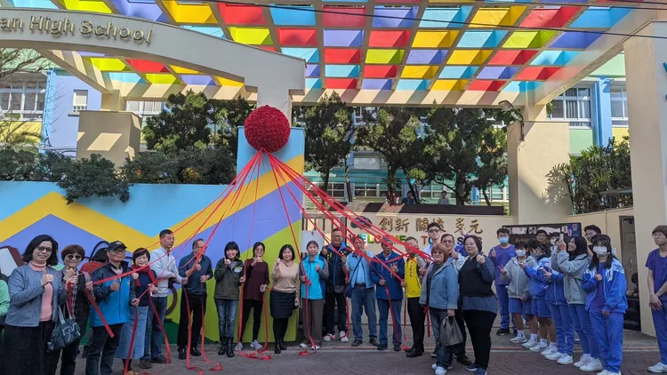 金山高中新校門落成啟用，師生們都相當興奮，紛紛寫下祝願，未來校運更昌隆。校方提供