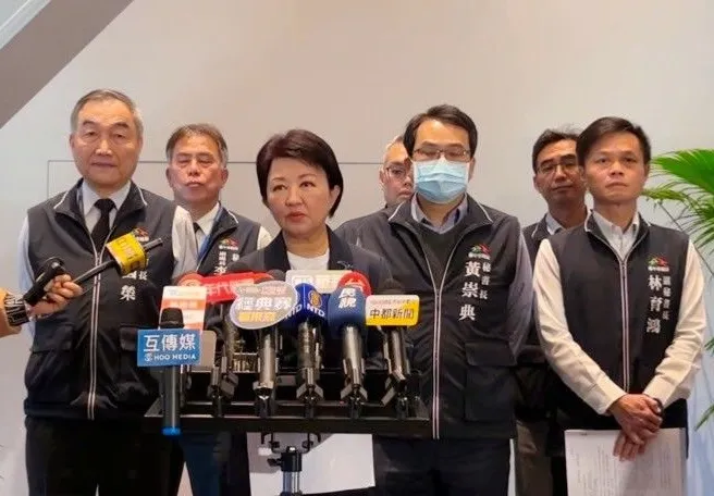 盧秀燕率局處首長說明出訪事誼。讀者提供