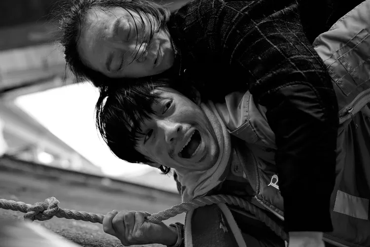 洪毓璟（下）劇中揹著楊麗音爬下陡峭斜坡。公視台語台提供