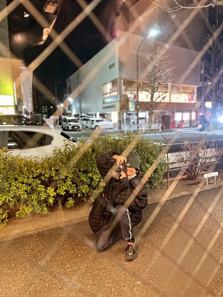 孟耿如拍照也被別人鏡頭捕捉。翻攝孟耿如IG