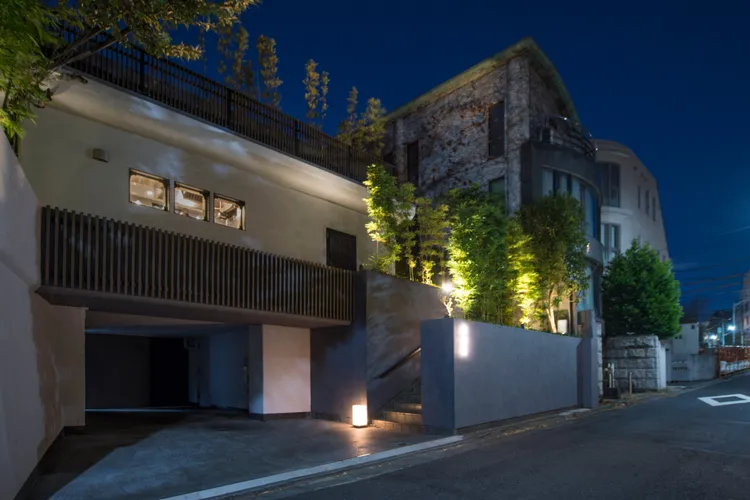 隱藏在東京南麻布寧靜住宅區內的「茶禪華(Sazenka)」之所以傳奇，主要的原因是它為全球第一也是唯一一間由日本籍主廚掌杓且獲得米其林三星肯定的中餐廳。台北晶華酒店提供