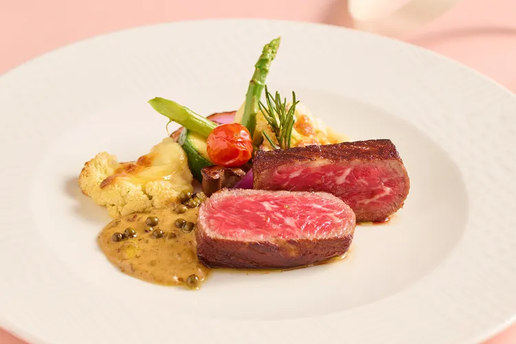 「星夜饗愛」情人餐主菜提供美國極黑和牛肋眼。台北美福大飯店提供