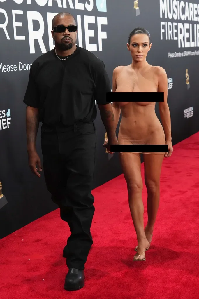 肯爺（左）與穿著透視裝的太太碧昂卡（右）現身葛萊美獎紅毯。美聯社