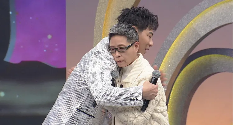 丁曉雯因陳隨意賣力演出送上擁抱。中視提供