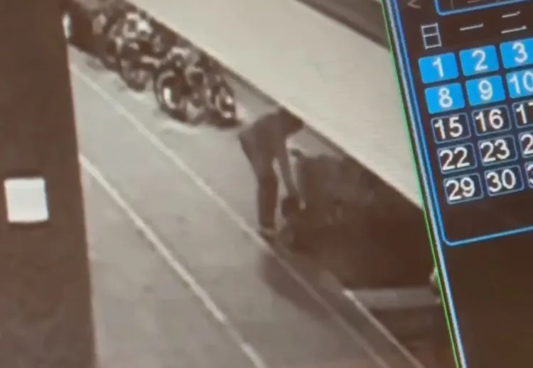 清潔工將吸塵器暫時放置。警方提供