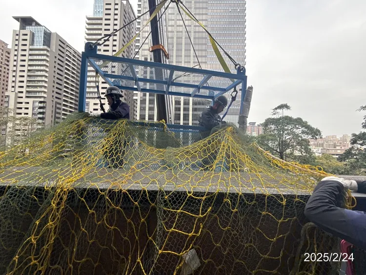 新光三越今架設施工防墜網。新光三越提供
