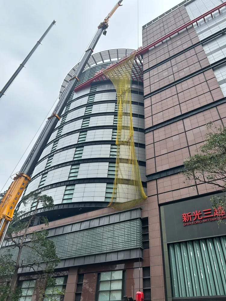 新光三越將正式展開氣爆外牆拆除工作。新光三越提供