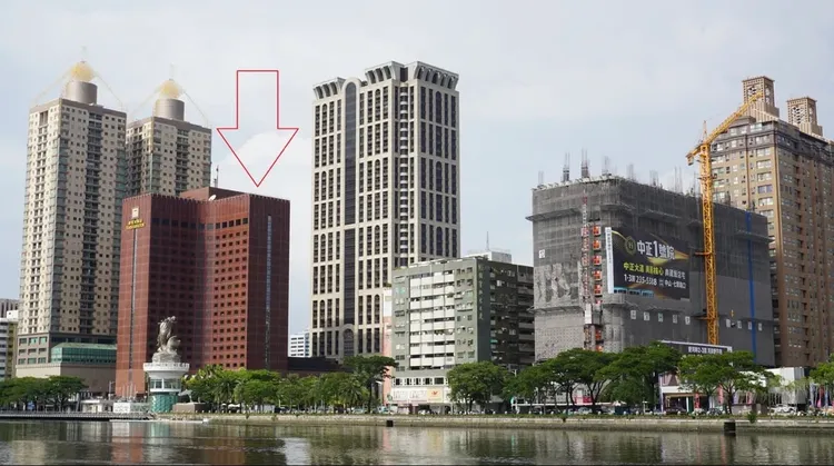 高雄國賓(箭頭)改建後興建超高大樓，將會影響周邊大樓景觀面。葉家銘攝影