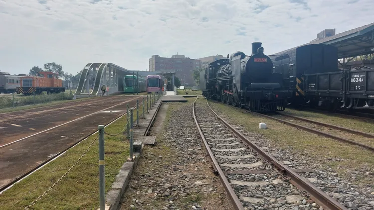 鐵道文化園區有舊濱線、環狀輕軌共存，見證高雄港都發展。凃建豐攝