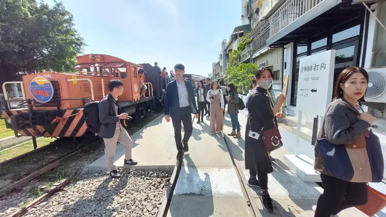 「哈瑪星號」行駛範圍剛好是1908年的車站位置，行駛到1900年的車站位置。凃建豐攝