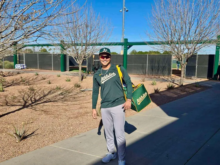 林家正和運動家隊簽約。  翻攝林家正臉書