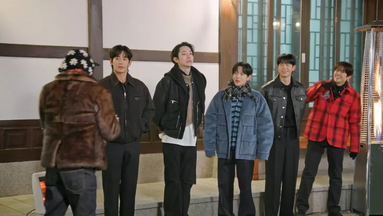 金秀賢（左二）調皮要GD（左）自我介紹，李洙赫、任時完、丁海寅、黃光熙在一旁憋笑。翻攝愛奇藝國際站