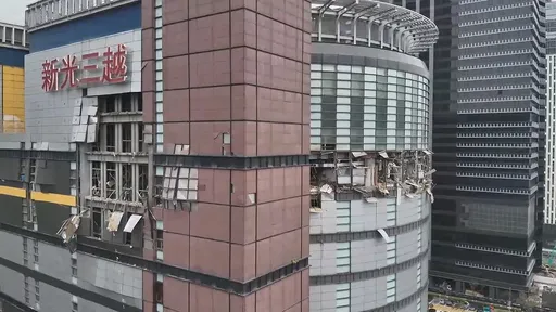 新光三越氣爆|鋼架外露被市府發函警告 出吊車拆除疑未送件