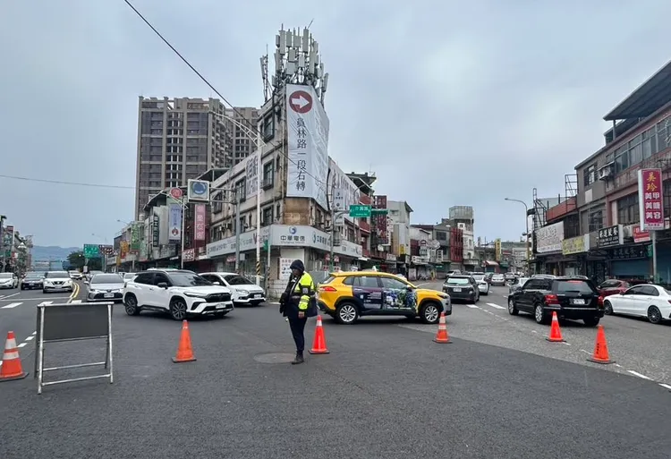 大溪警分局路口交通紓導。交通局提供