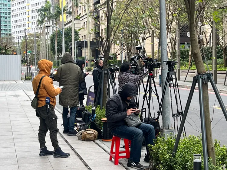 每日在外工作的的記者們。特勤中心攝