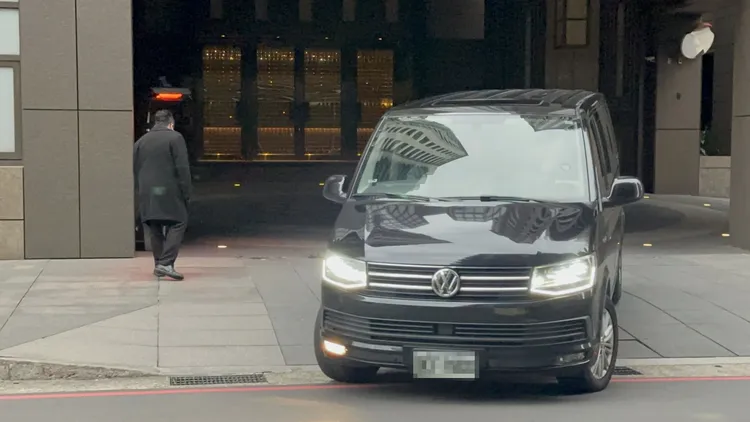 下午4點半，寬姊離開大S家。特勤中心攝