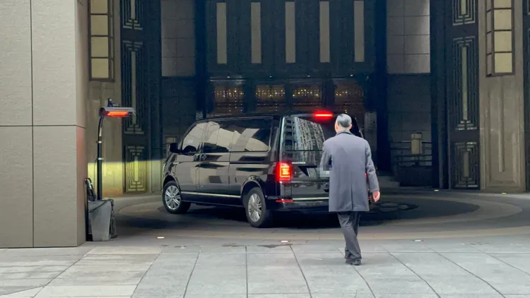 寬姊在10度的天氣，前往大S家關心。特勤中心攝