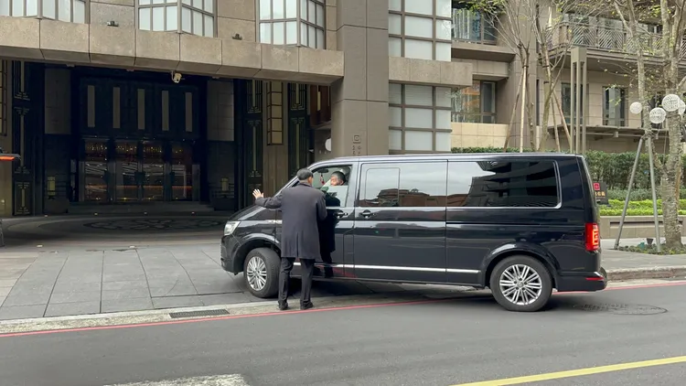 寬姊搭乘保母車前來大S家。特勤中心攝。