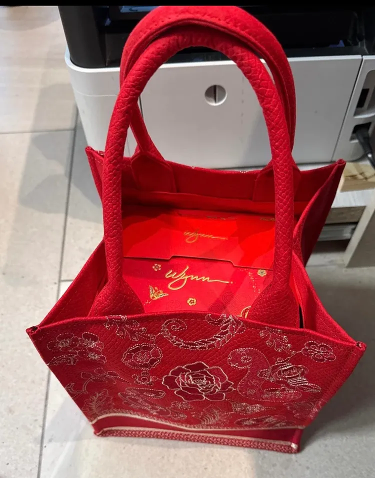 大S今年收到寬姊送的「永利酒店」年糕禮盒。