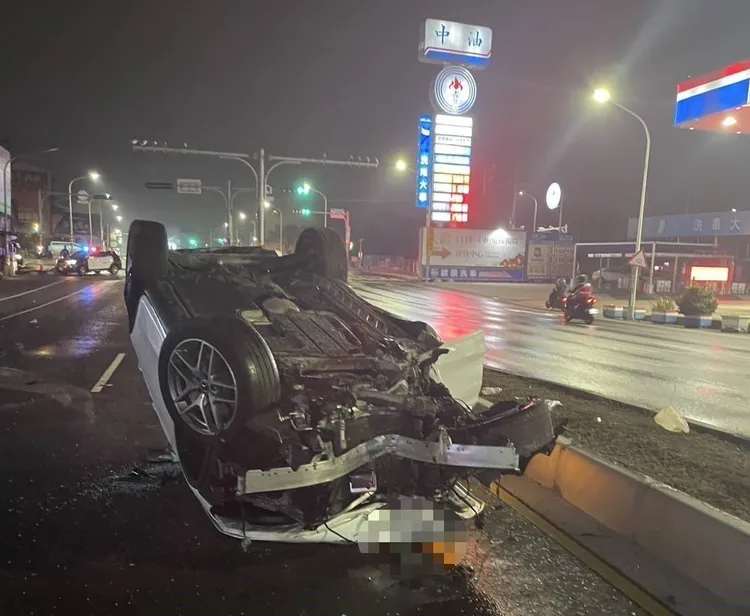 周男駕駛的休旅車翻覆，他沒法自行爬出，酒測值明顯超標。民眾提供