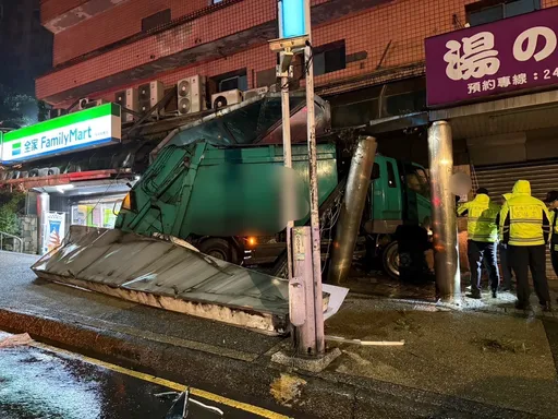 基隆垃圾車失控了 整輛撞進店家!驚悚影片曝光