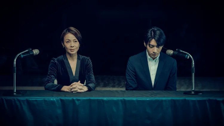 柯淑勤（左）在戲裡飾演宋柏緯的經紀人。鏡文學提供