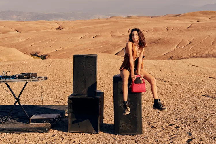 主打包款「拉拉包」質感手提肩背兩用包- ELENI 派對社交必備，釋放年輕女孩的自由態度！