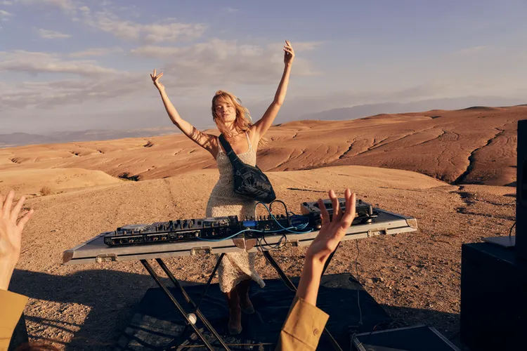 Kipling「拉拉包」質感輕巧多袋側背包- GABB S 解放雙手，逛街外出百搭款。