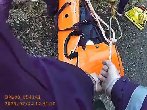 花蓮男騎士會車擦撞小貨車跌6米深谷 警消垂降救出送醫不治
