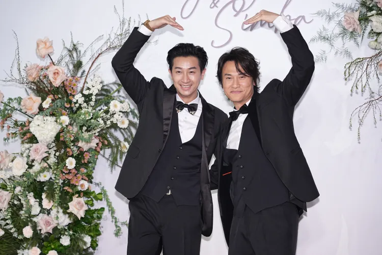 邱凱偉和王振復比愛心祝福新人。攝影中心攝