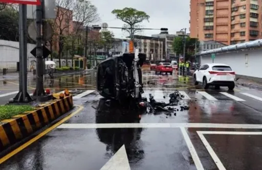 中和19歲賓士男撞對向車道側翻路中央　警一查慘了！無照還開老闆愛車