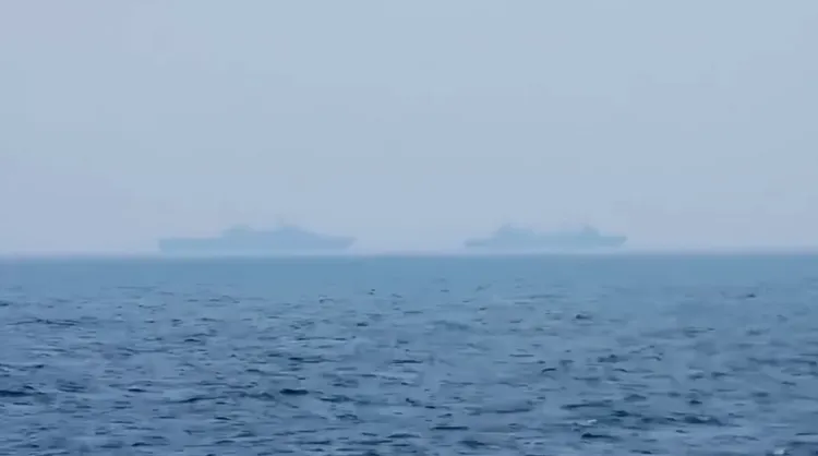 中共26日於距高雄、屏東外海約40浬處海域劃設操演區，宣稱進行「射擊訓練」，我國防部發布對共艦廣播及監控影片。國防部提供