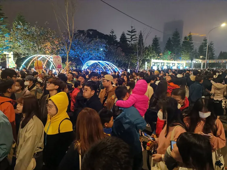 燈會人潮。桃園警分局提供