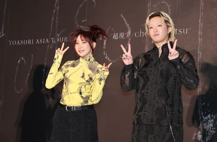 ikura（左）、Ayase開心比出YA。莊宗達攝