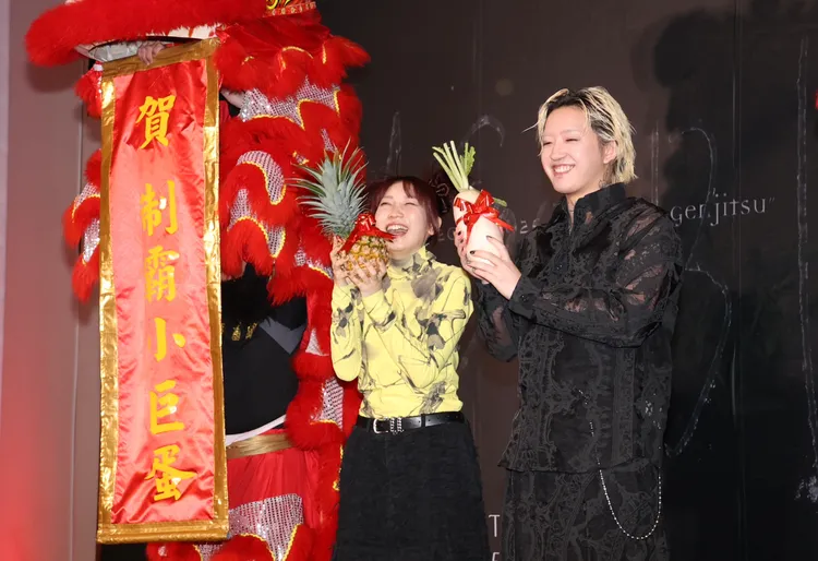 ikura（左）從舞獅口中拿到象徵旺來的鳳梨，Ayase收到有好彩頭之意的菜頭。莊宗達攝