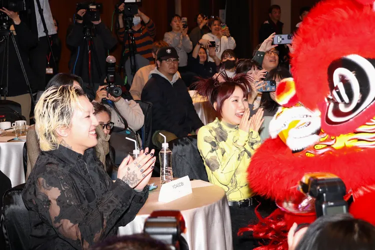 Ayase（左）、ikura坐在台下欣賞舞龍舞獅表演，看得非常開心。莊宗達攝