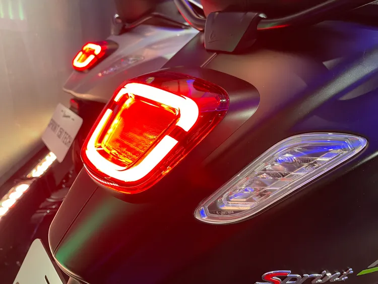 車尾承襲經典 Vespa 946 的黃蜂造型，融合現代感窄版車身，經典與潮流一次滿足。林浩昇攝