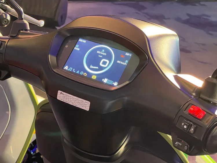 Vespa Sprint Tech首度搭載5吋全彩TFT液晶儀表板，並標配Vespa MIA多媒體系統。林浩昇攝