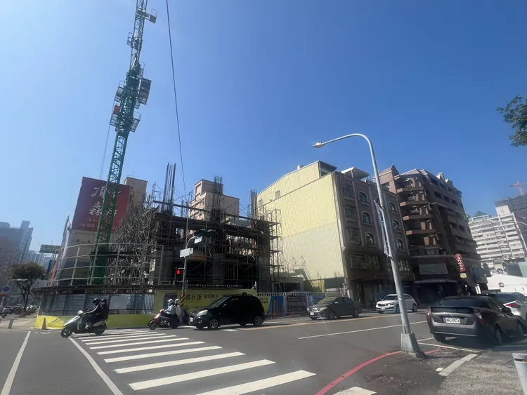 郡都集團在凹子底公園首排興建商辦，但該商辦屬集團自用。葉家銘攝