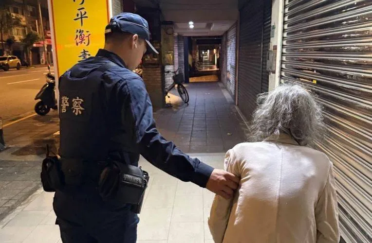 失智老婦深夜自行離家 口中掛念這件事讓人鼻酸!北市暖警攙扶她返家|壹蘋新聞網