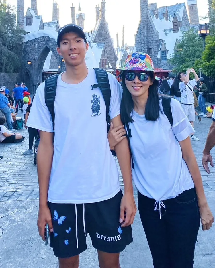 錢韋杉與兒子邱靖。邱宗志提供