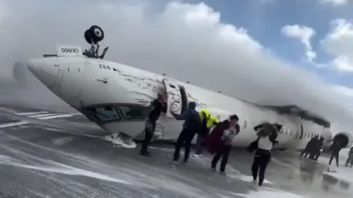 逃生畫面曝光!達美航空班機降落「機腹朝天」 乘客直呼:老天爺