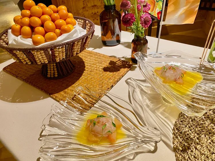 「蜜柑鯛薄片」除採用完熟金柑入菜，就連鯛魚片都是以蜜柑橘子皮餵養的蜜柑鯛呈現。莊偉祺攝