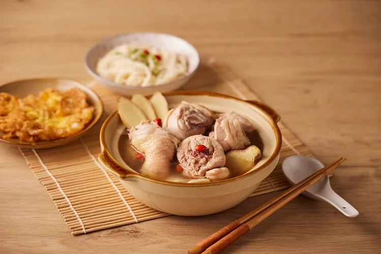 即日起至3/6期間，到全台全聯福利中心、家樂福以及「王品瘋美食購物網」購買「王品嚴選醇香老酒麻油雞鍋」享優惠價309元。業者提供